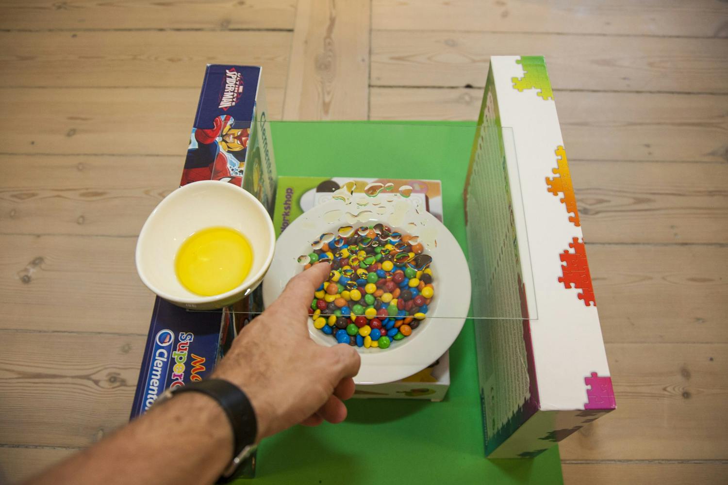 Vettä lasilevylle sormin kuvausprojekti pystyyn